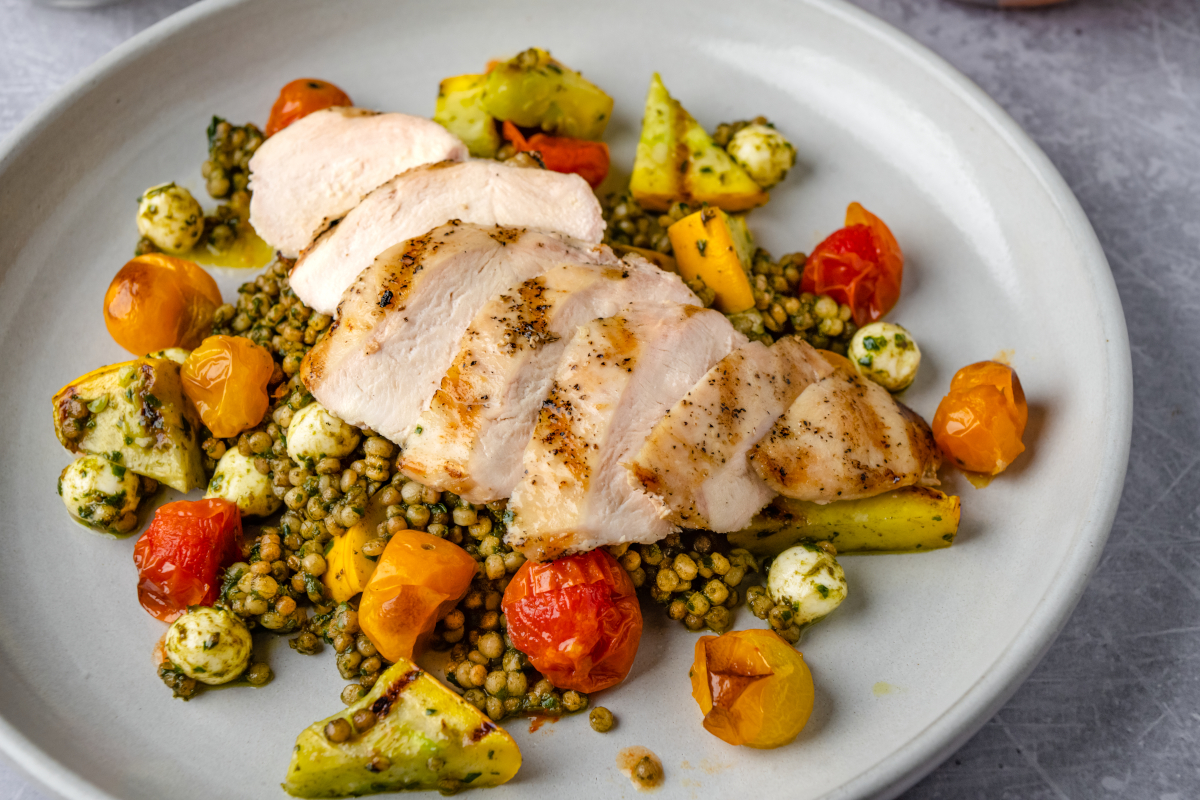 https://www.perduefoodservice.com/media/2716/6perdue_9446_grilledchickenveggiepestocouscous-61_rt.jpg